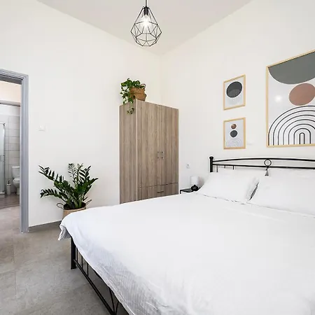 Coastal Elegance 1-min To The Ampavris