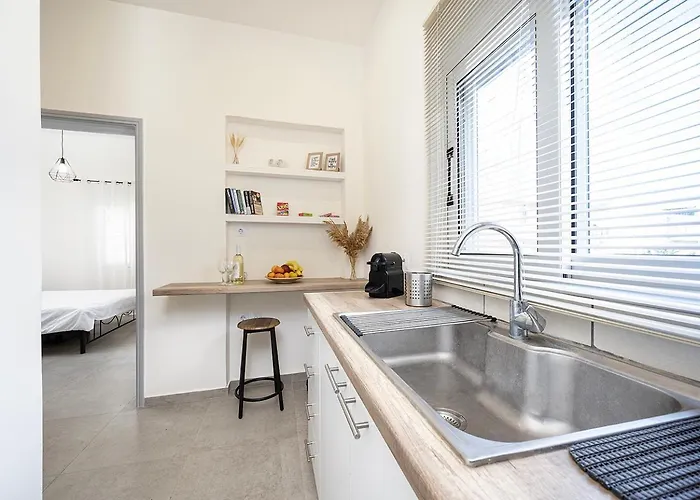 Coastal Elegance 1-min To The Ampavris