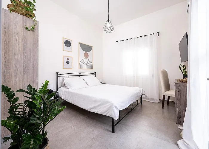 Coastal Elegance 1-min To The