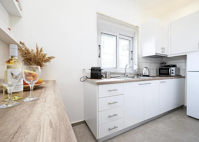 Coastal Elegance 1-min To The