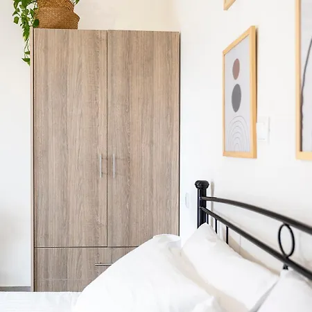 Coastal Elegance 1-min To The Apartment