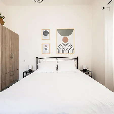 Coastal Elegance 1-min To The Apartment