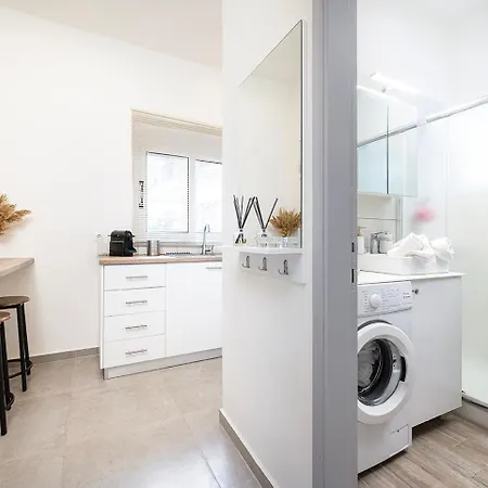 Apartment Coastal Elegance 1-min To The Ampavris