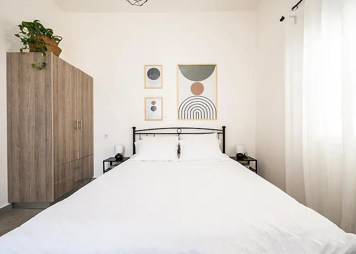 Coastal Elegance 1-min To The Apartman