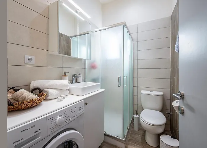 Coastal Elegance 1-min To The Apartman